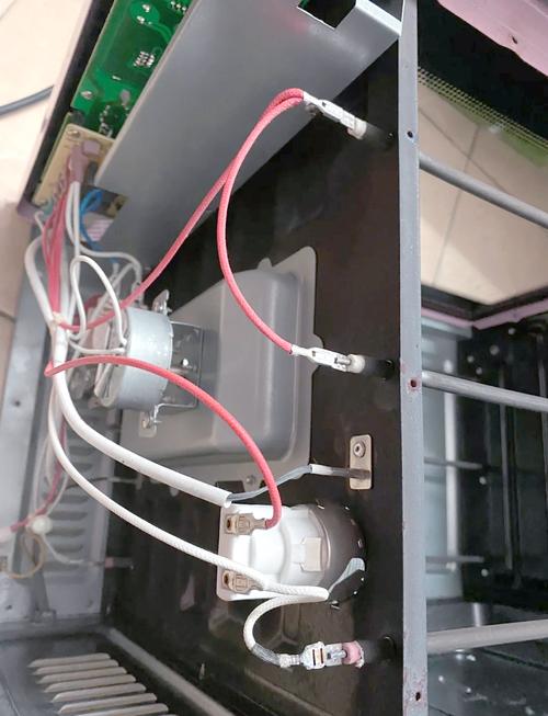 工业烘箱内部保温层加热管排布实物图