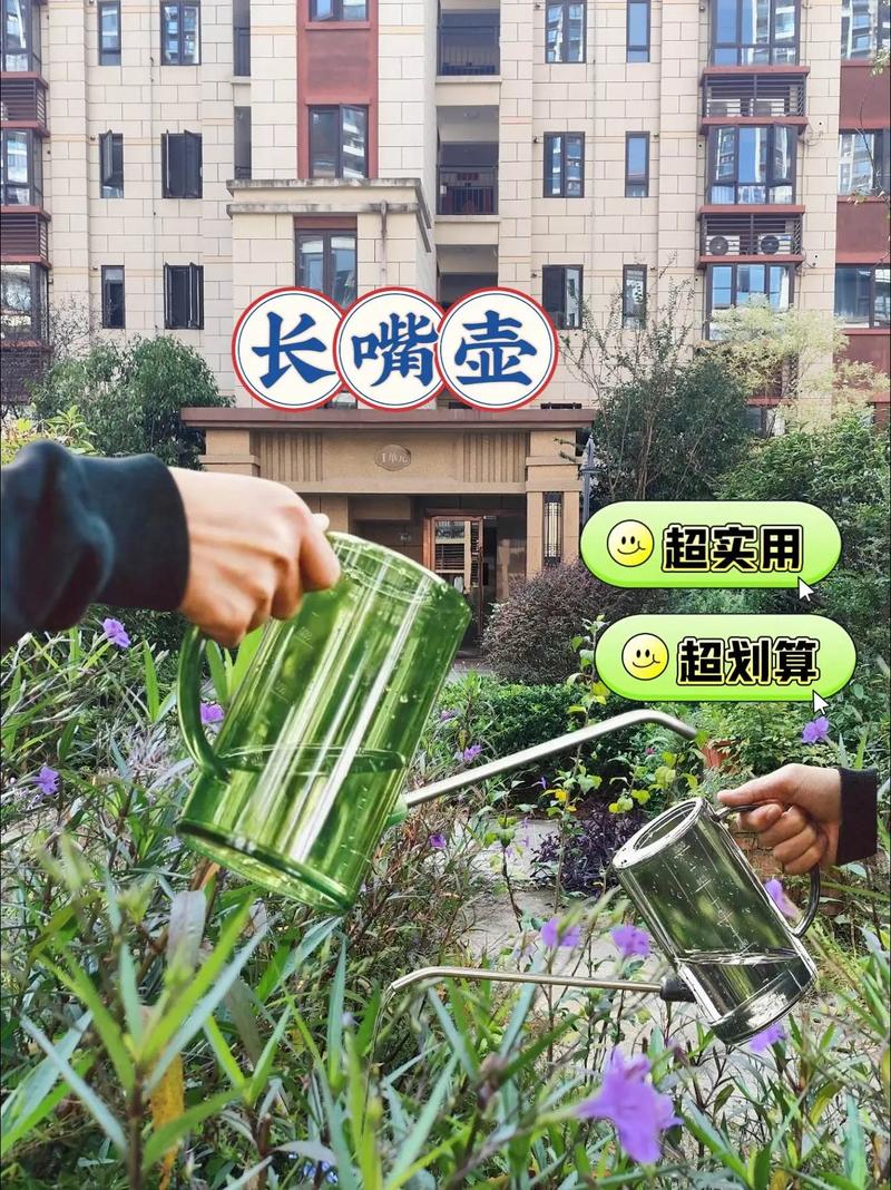 老年男性在阳台用长嘴壶轻松浇花无需弯腰