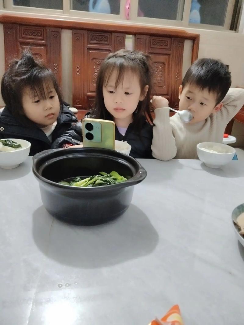 婴幼儿在餐厅看手机父母忽略互动的场景