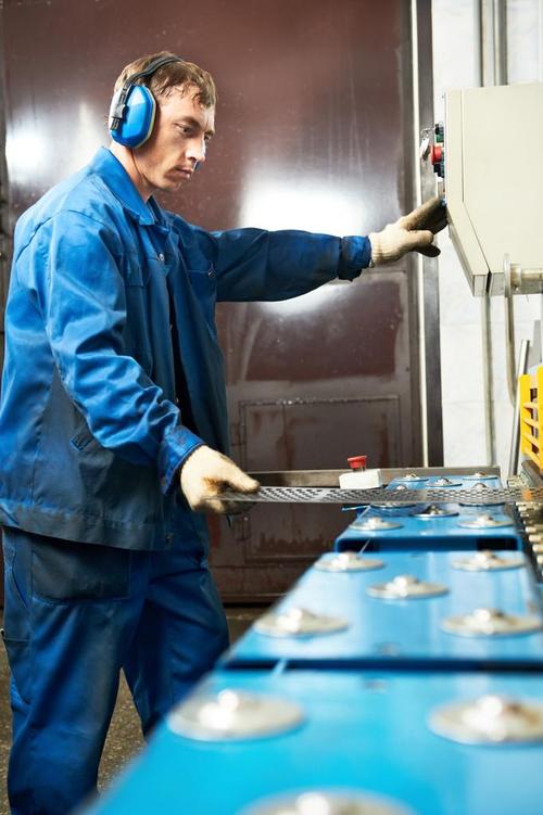 老旧工厂内工人操作剪板机切钢板实拍