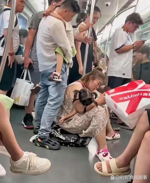 工薪阶层父母带娃赶兴趣班的地铁随拍