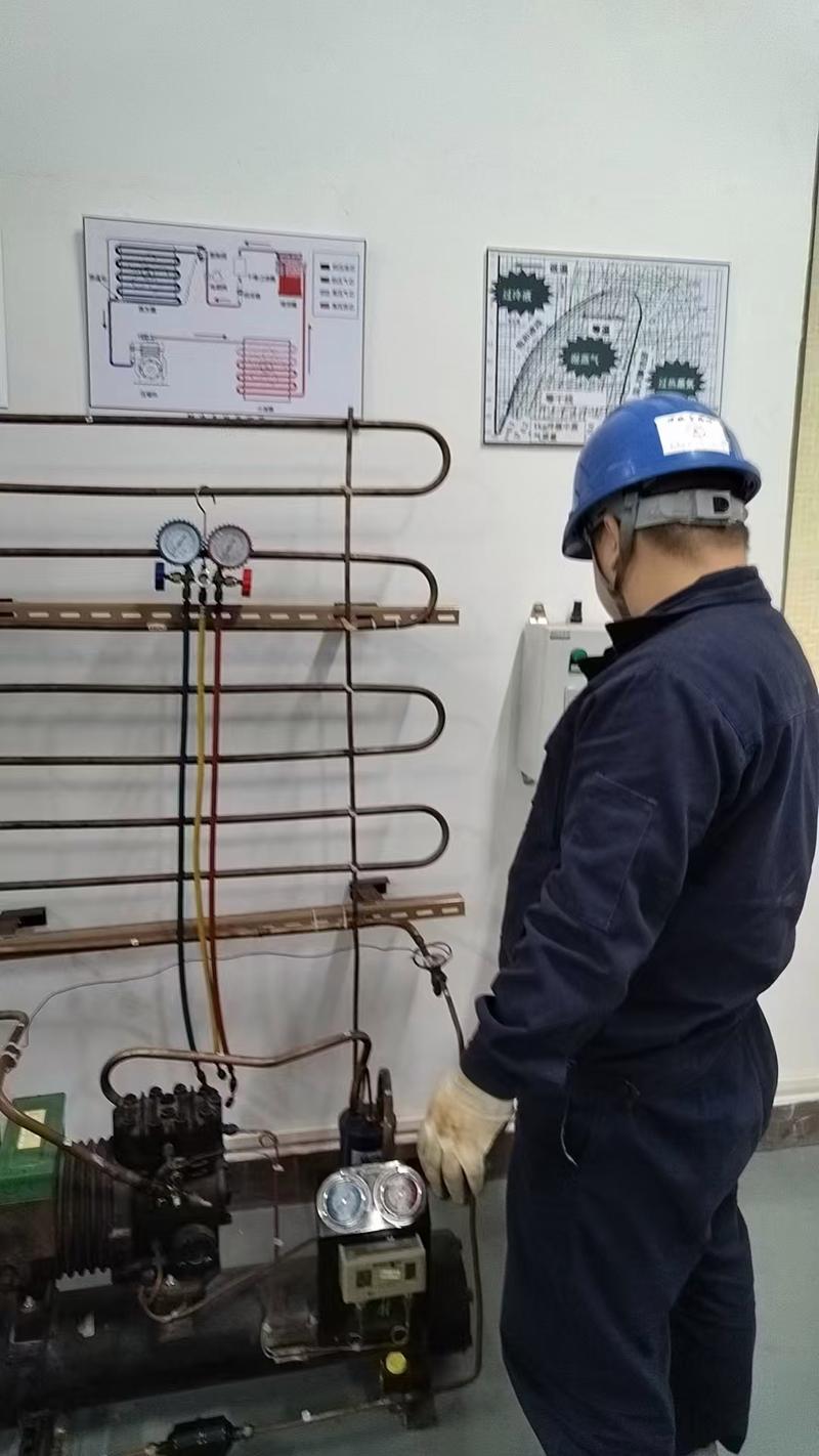 工业制冷机组吊装现场错误操作与正确操作对比示意图