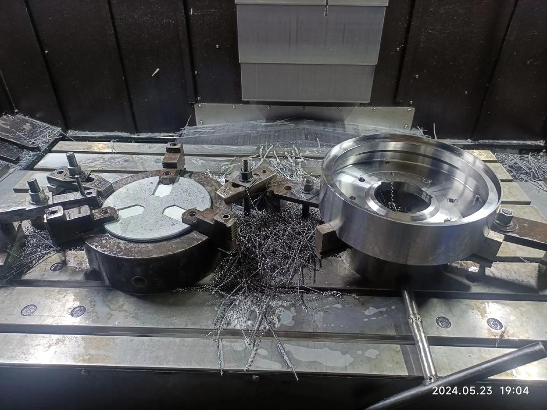 陈旧车间里工装夹具老师傅调试机床
