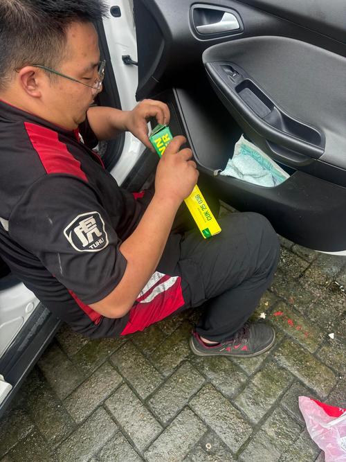 汽修厂师傅抽出汽车空调滤芯沾梧桐毛实景图