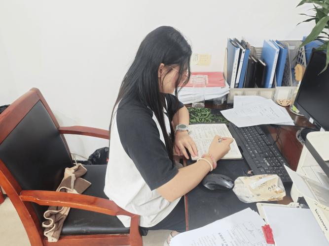年轻人在家做线上校对兼职