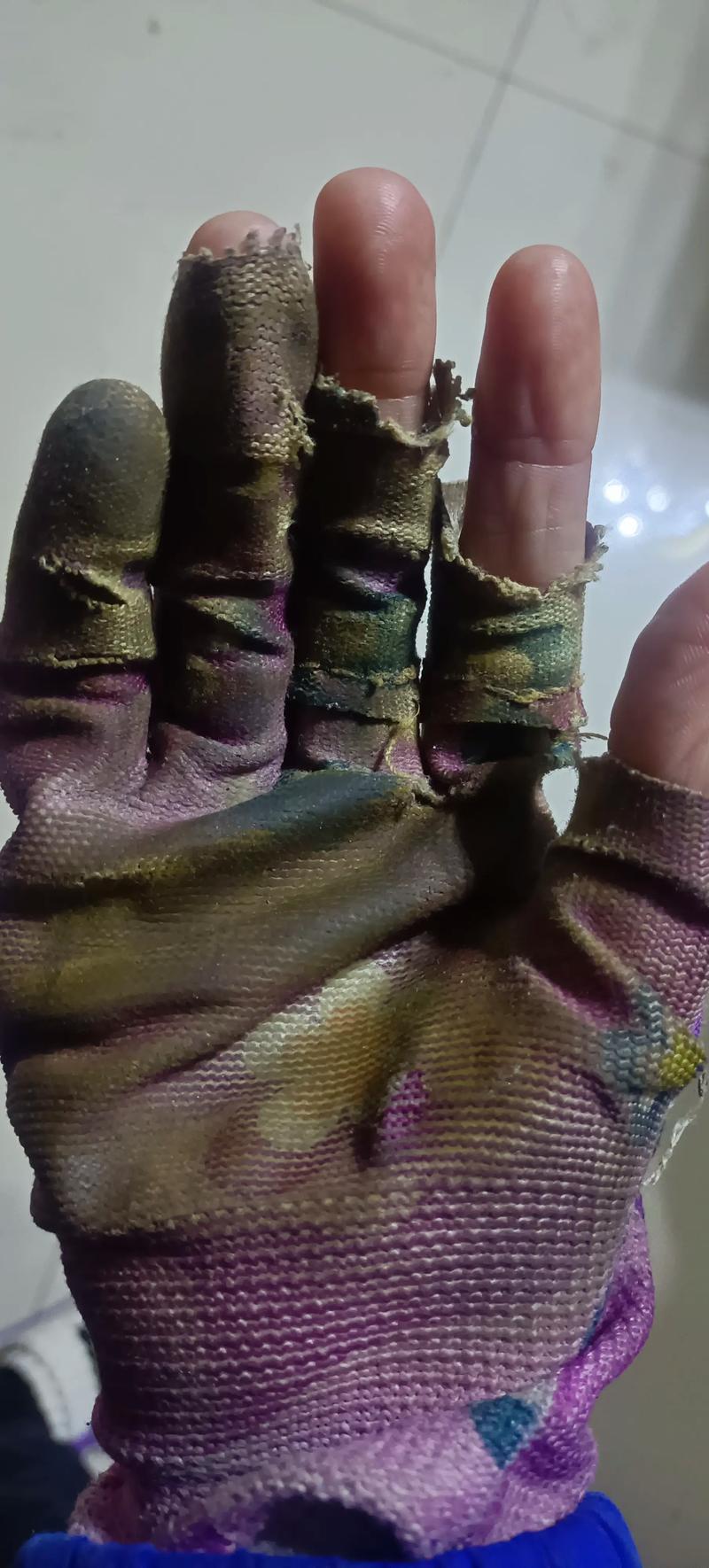 磨损破裂的劣质工业手套特写