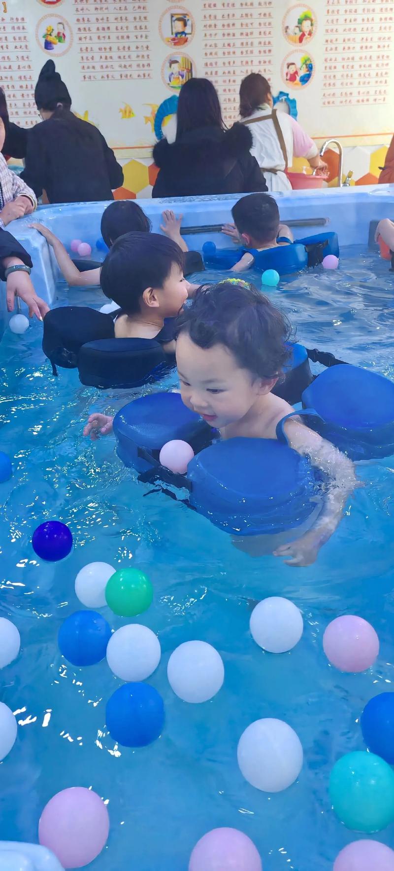 小孩学游泳哭闹 家长安抚 室内泳池