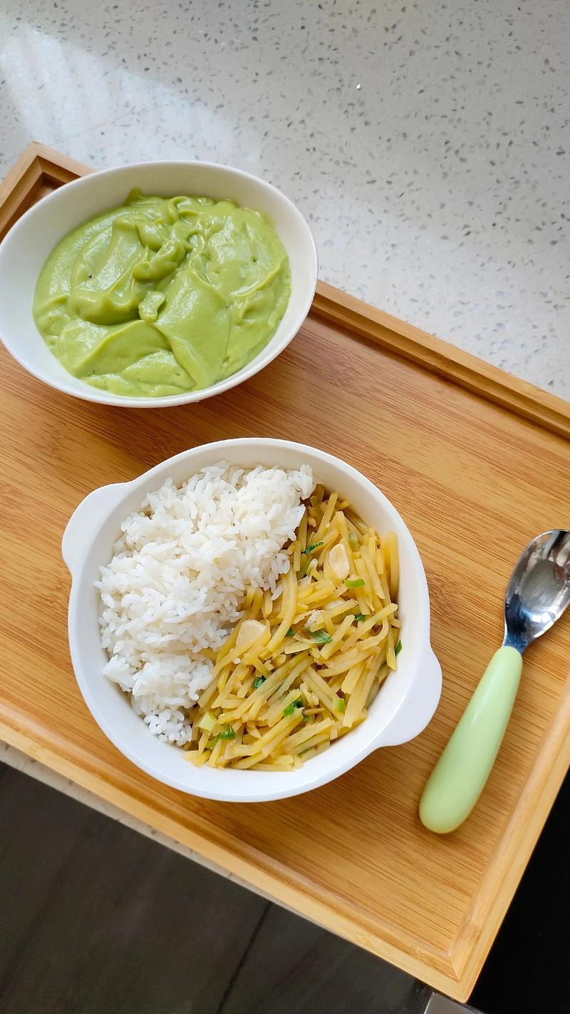 摆着儿童塑料饭碗的家常晚餐桌面