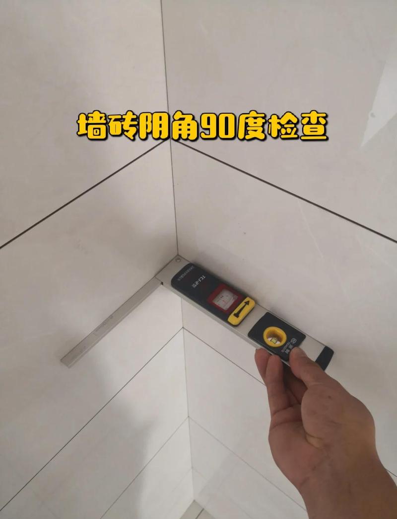 橱柜安装现场验收 水平尺测量垂直度