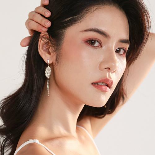 圆脸女生侧分披发搭配长耳坠效果图