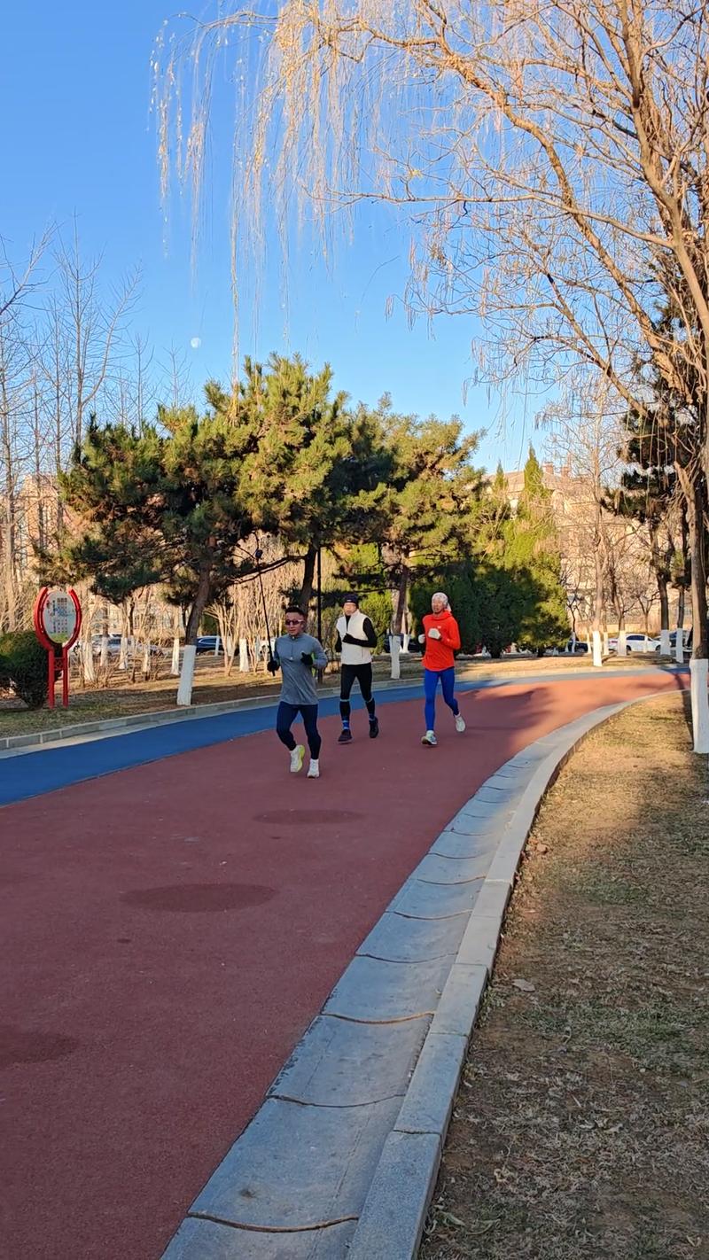 跑者在公园晨跑的打卡自拍
