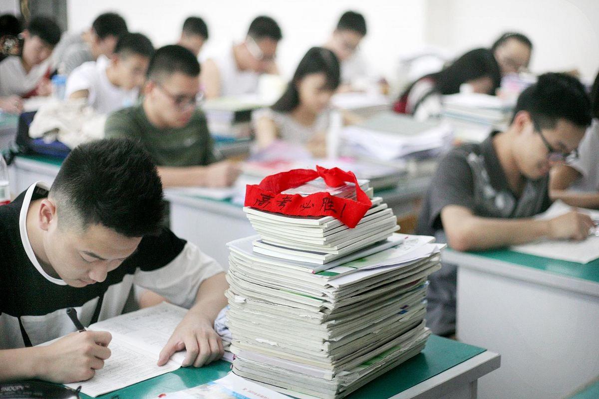 高三学生书桌堆复习资料备考场景