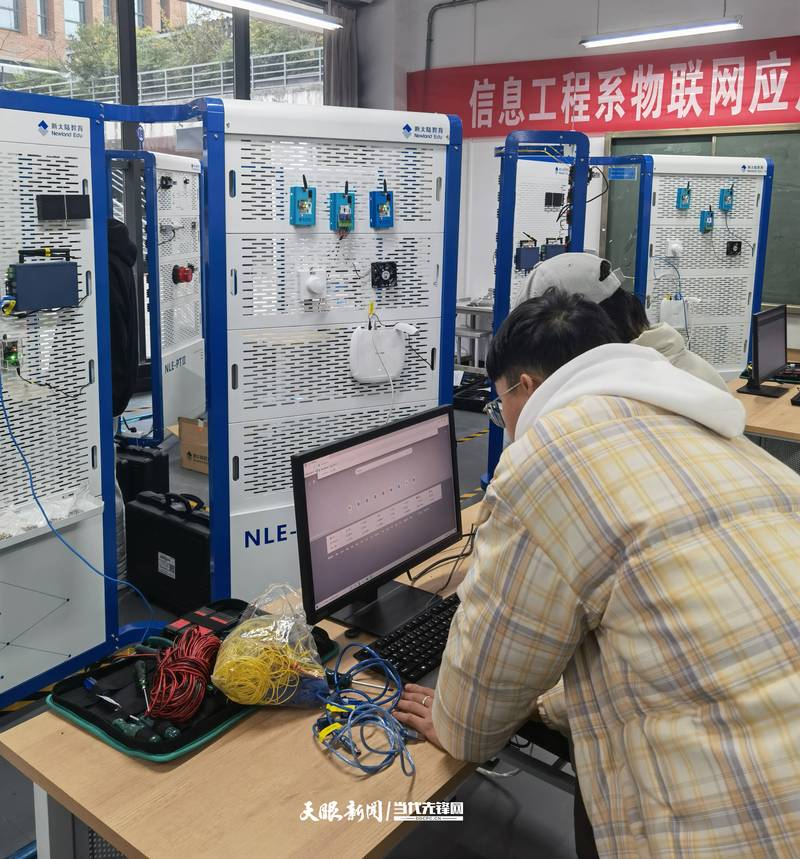 工业物联网数据采集器安装现场
