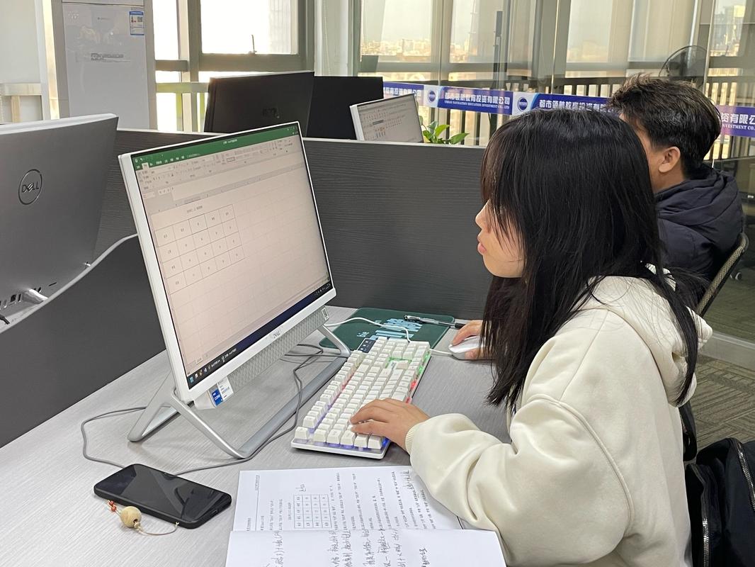 办公室格子间里,求职者坐在电脑前认真做招聘心理测评,屏幕显示人格图形报告