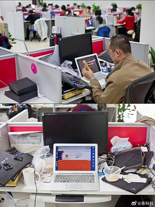 一个职场新人在凌乱的创业公司工位上同时看着三个屏幕,面露疲惫