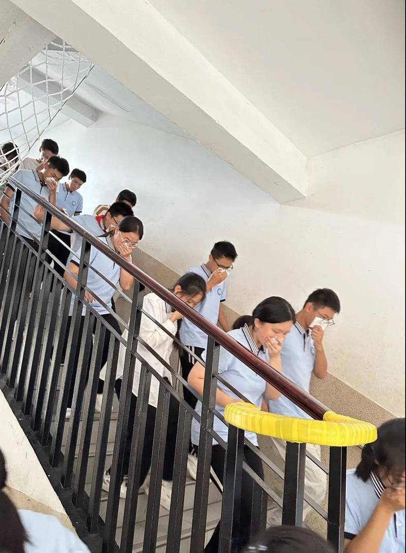 中小学校园应急疏散演练下楼排队照片