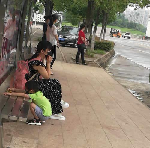 少年宫门口母子争执街头场景