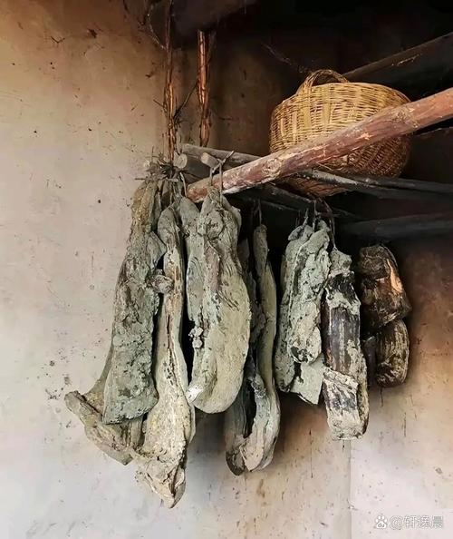 老屋灶台边发黄的麻绳挂着腊肉