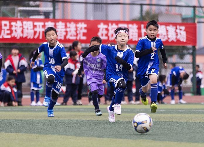 校园足球班级联赛小学生在绿茵场拼抢