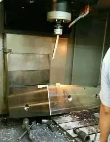 机械车间卧式加工中心撞刀废工件现场