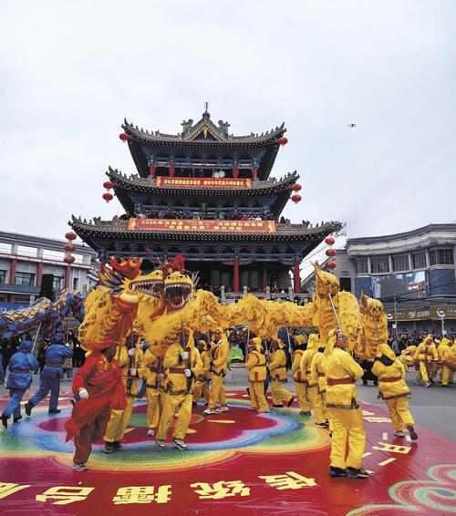 湖北南漳巡检古镇三月三传统庙会舞龙现场