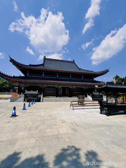 湖北南漳观音岩山顶观音殿春日风光