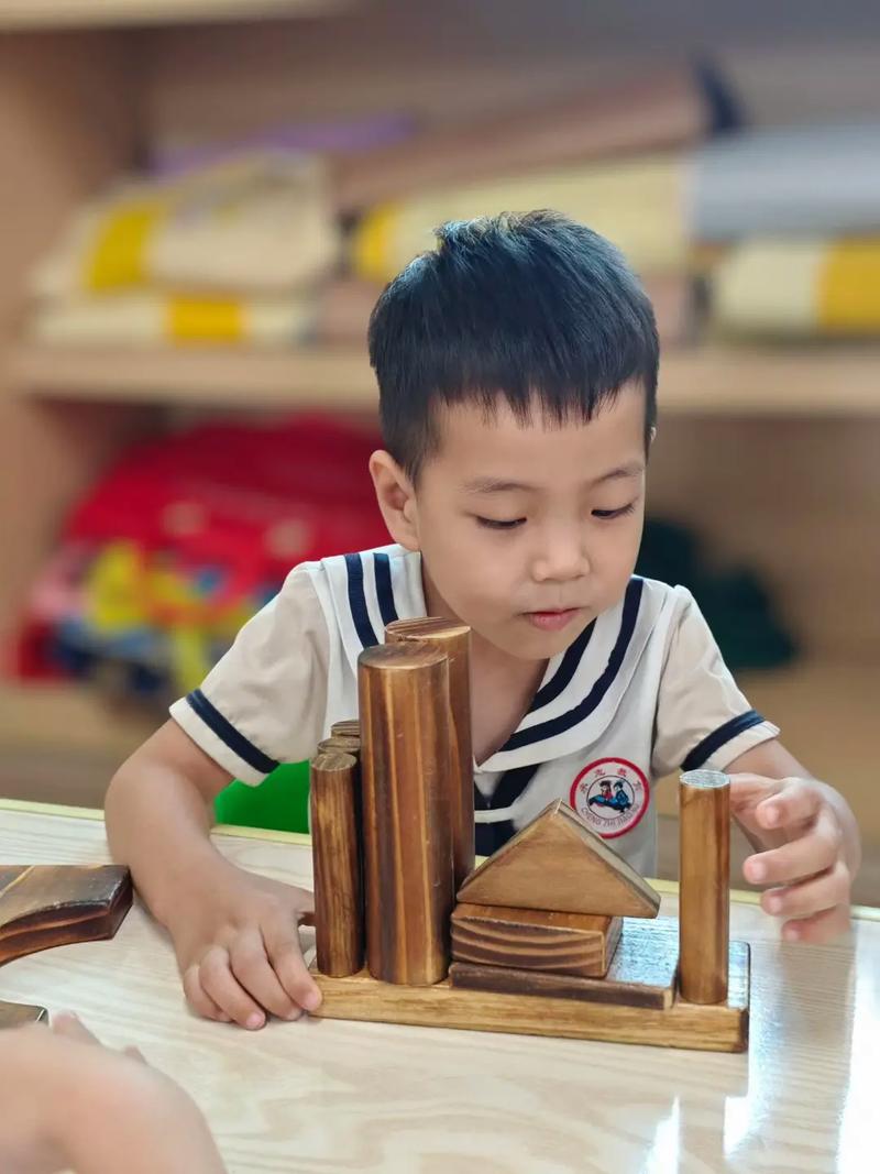 孩子自由玩积木或户外探索