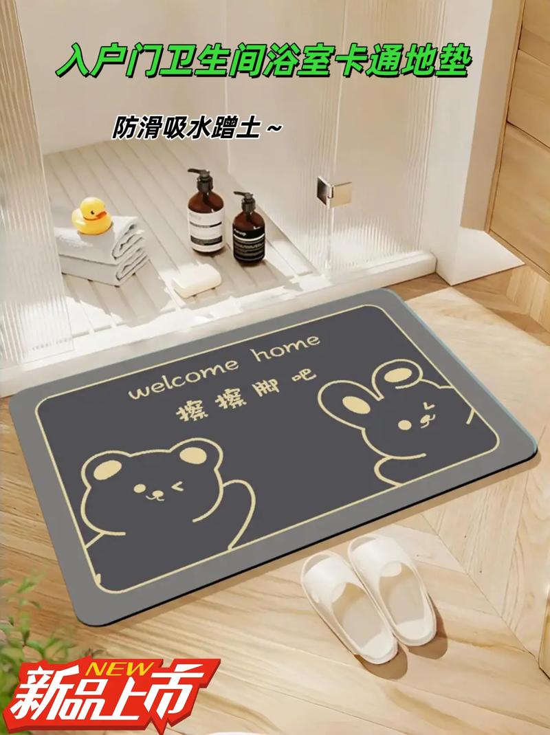 卫生间墙壁上挂着的小型刮水器和硅藻泥地垫