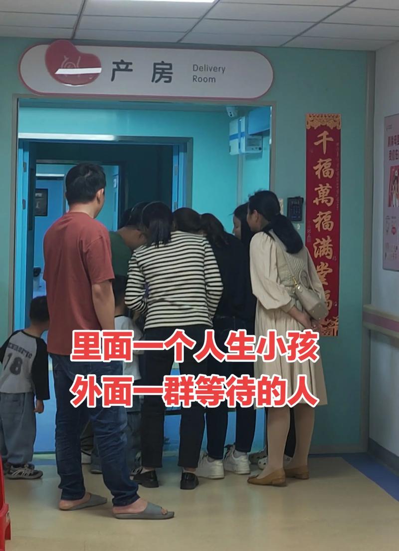 早产儿家庭NICU外等候的家属