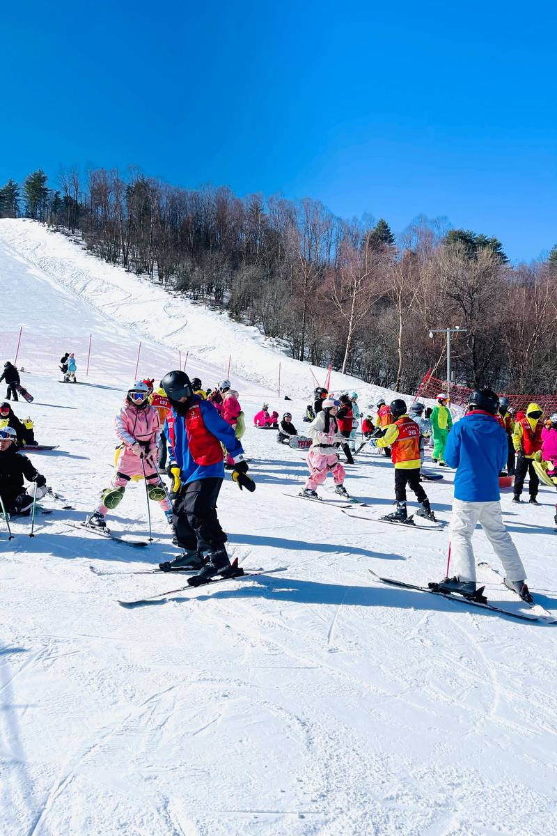 国内滑雪胜地新手初级道排队场景实拍