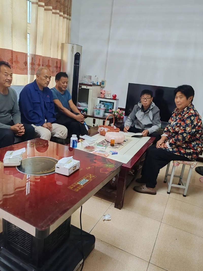 家庭遗产继承纠纷调解现场，各方表情严肃