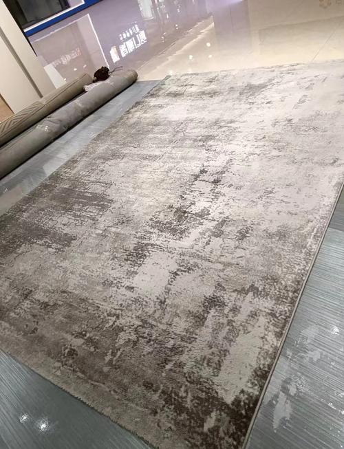 沾了草莓奶昔污渍的米白客厅地毯
