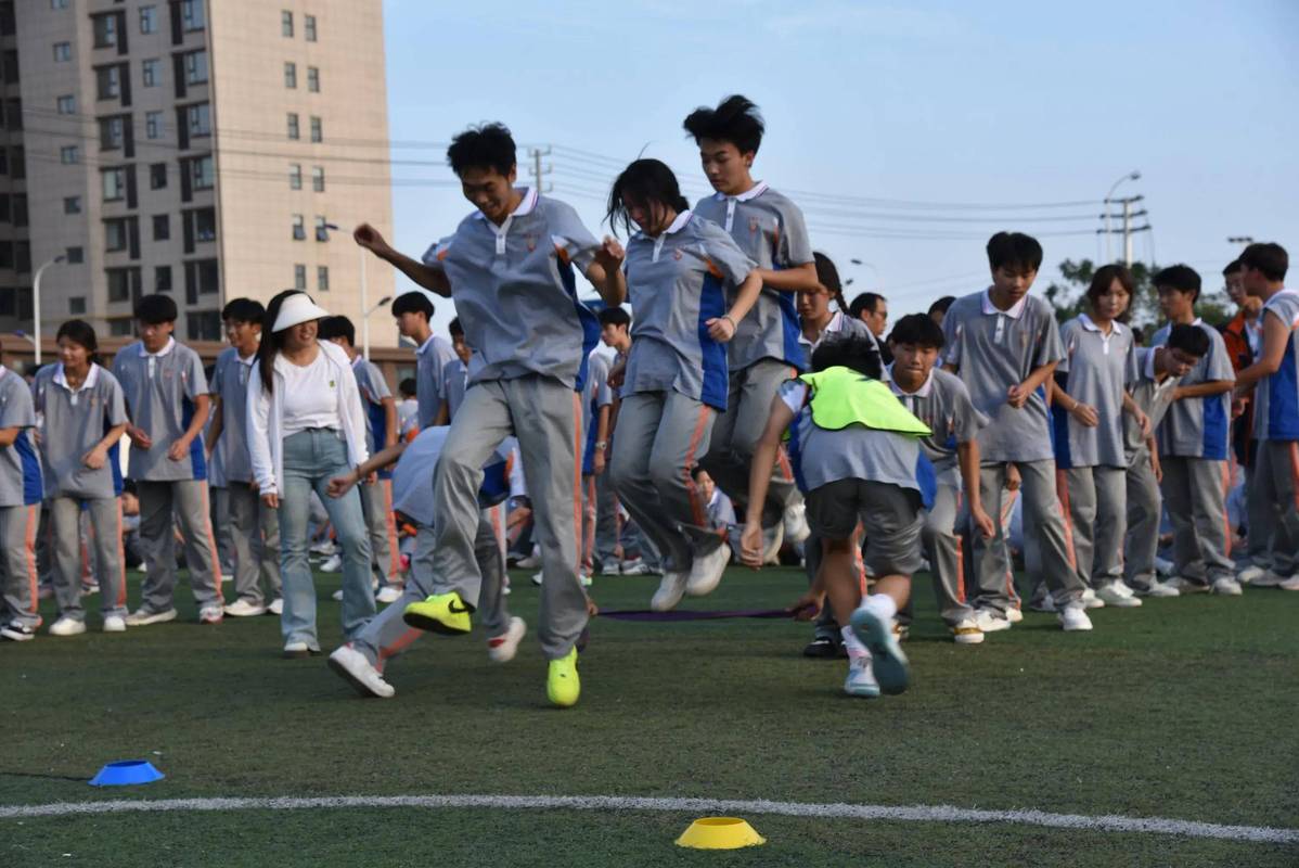 中学校园大课间学生户外活动实拍