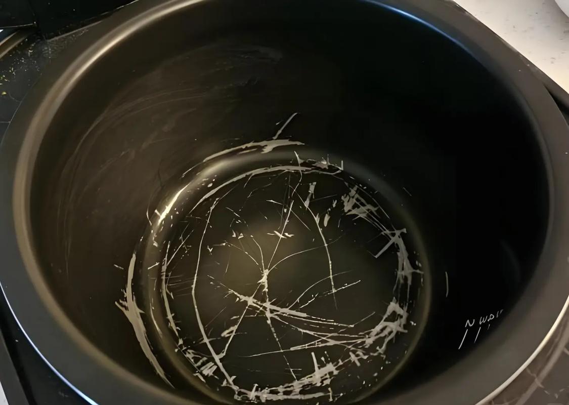 陶瓷锅表面被钢丝球刮伤的细节特写