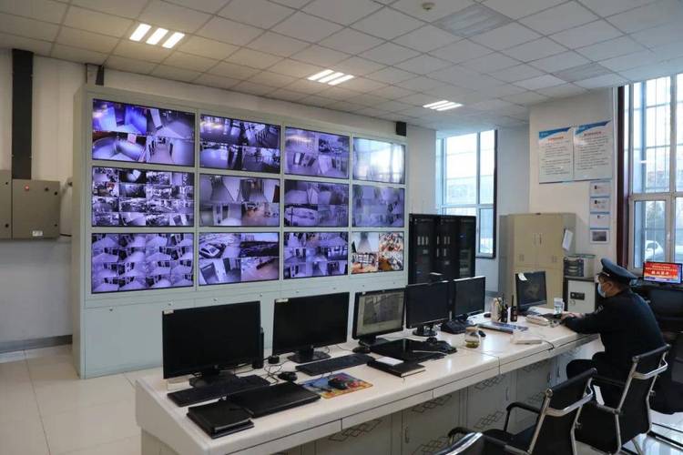 深夜工厂紧急报警控制室场景