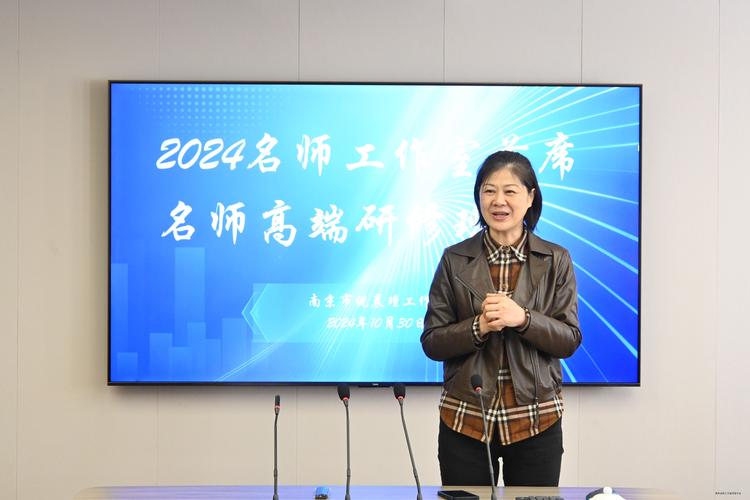 名师工作室主持人深夜辅导青年教师