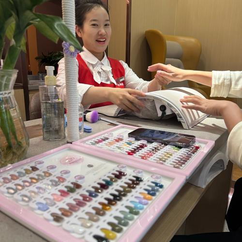 实体店老板教顾客手搓石膏粉选品实拍