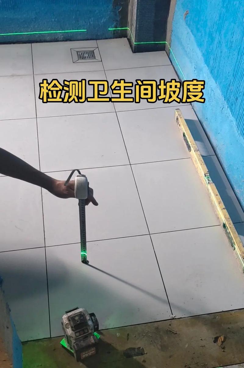 装修师傅正在用水平尺检查卫生间防滑地砖坡度