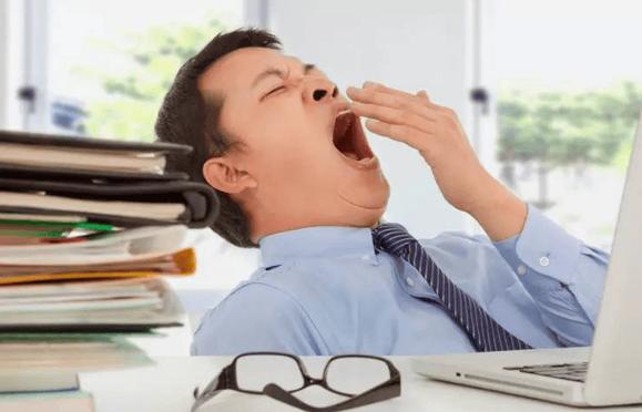睡眠呼吸暂停患者白天犯困办公场景图