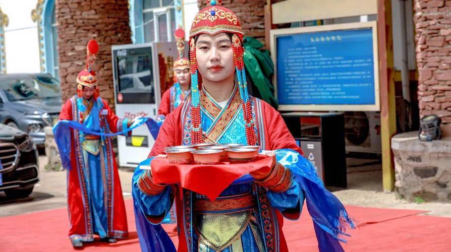 内蒙古锡林郭勒草原祭敖包敬献马奶酒仪式
