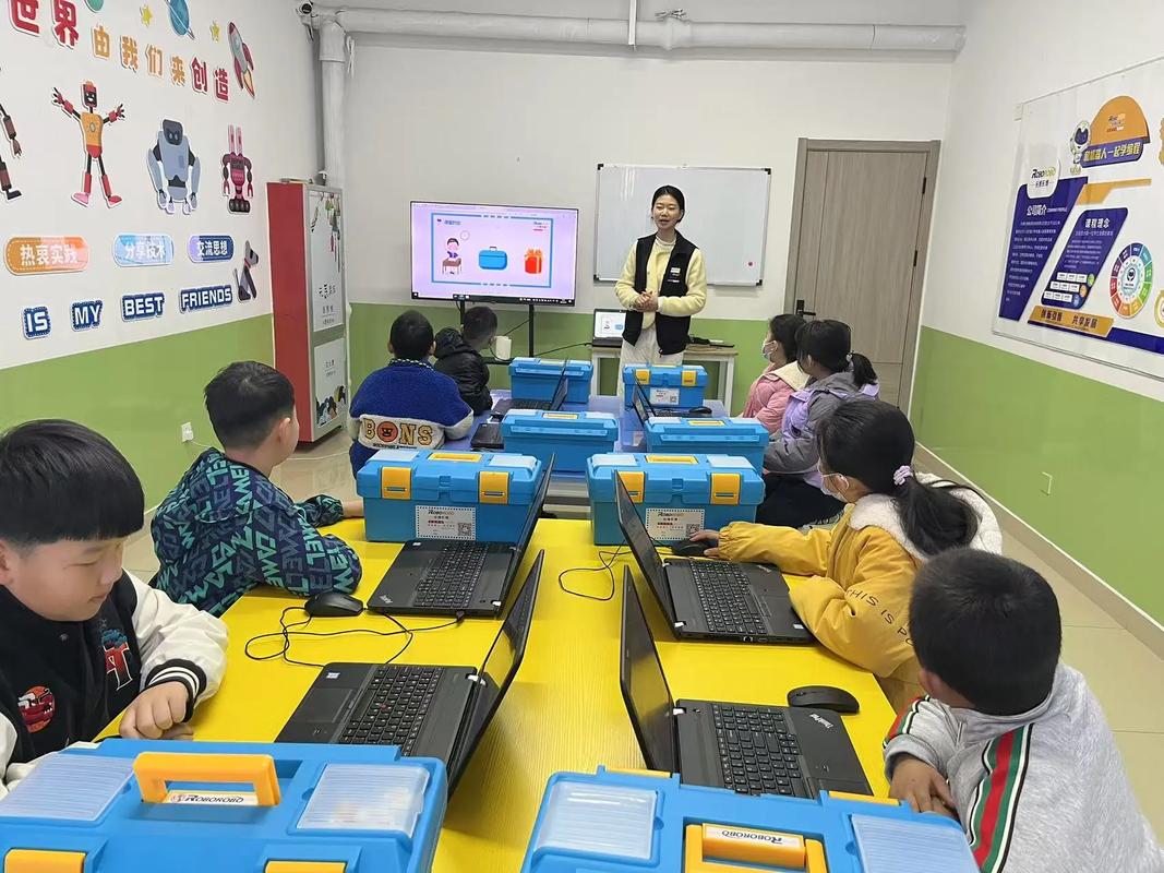 小学课后服务机器人编程课堂