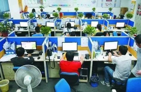 拥挤的办公室格子间员工做重复工作