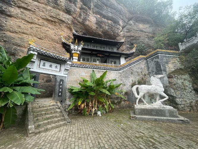 南漳水镜庄白马洞入口石刻
