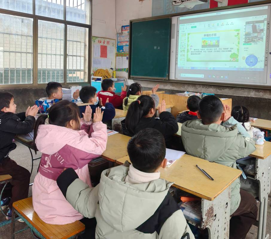 双师课堂屏幕前农村学生迷茫眼神