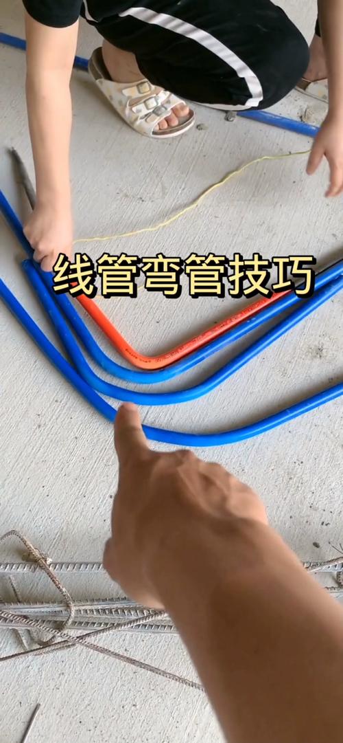 电工使用弯管弹簧冷弯PVC线管操作示范
