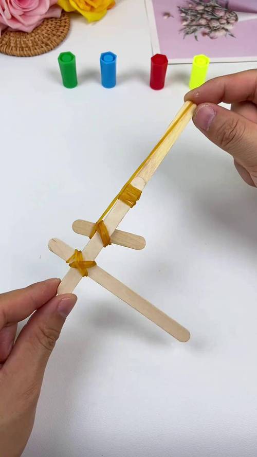老木匠外公给孩子手工做的木头手枪旧物照片
