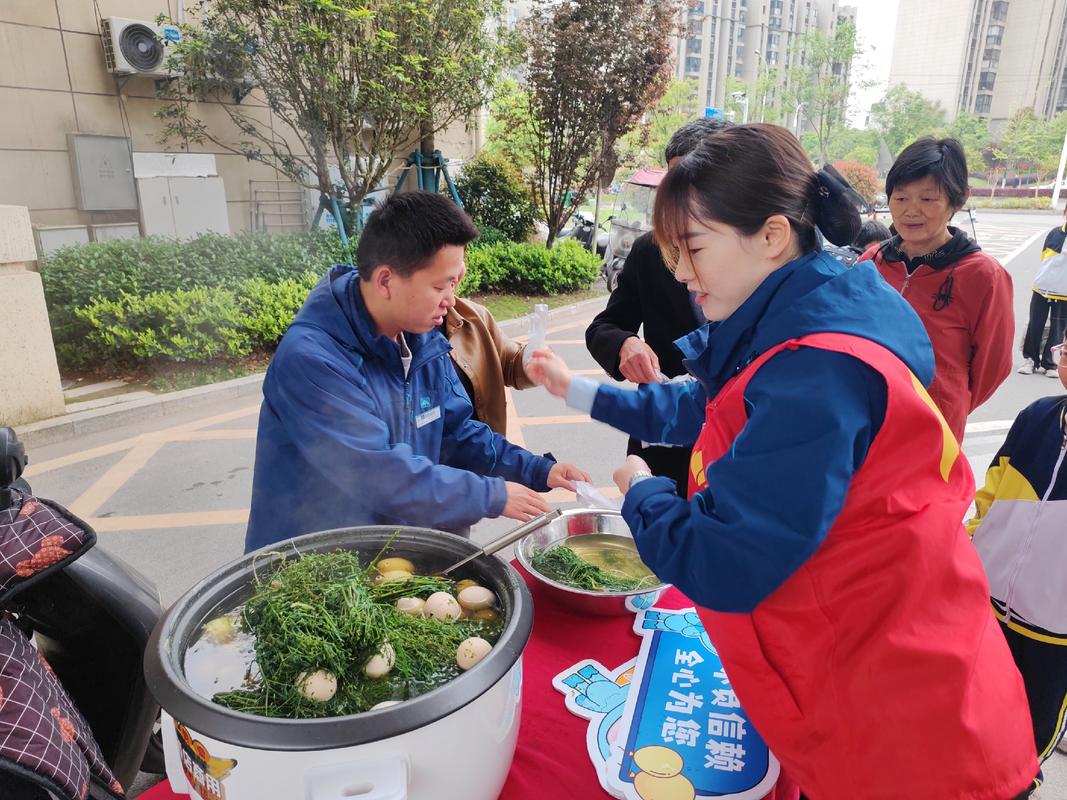 南京南湖小区水果店门口刷脸领鸡蛋活动现场