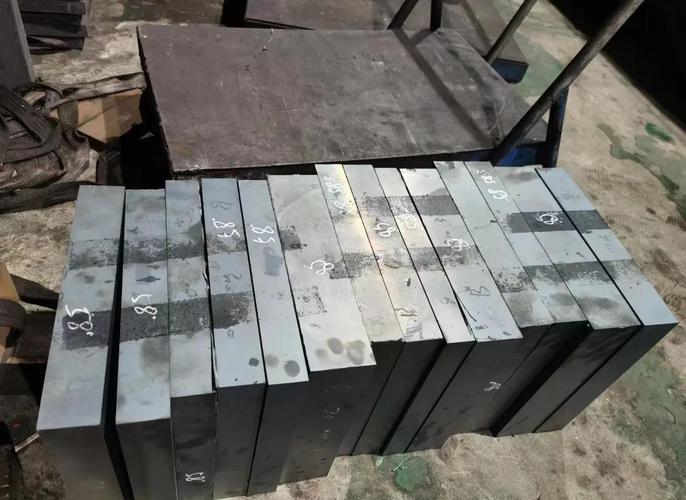 热处理车间开裂的模具钢工件