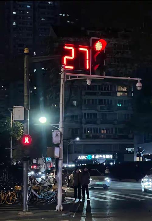 夜晚下班路口红绿灯倒计时牌
