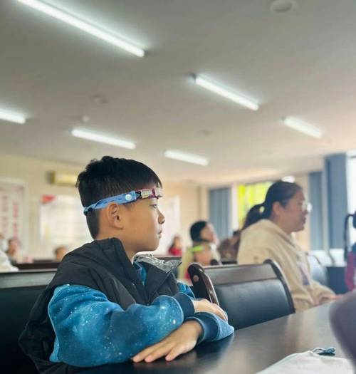 中国小学生课堂佩戴脑电波专注力头环